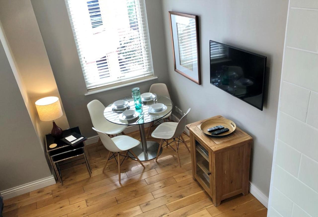 The Courtyard 2 Bedroom Apartments In Central Windsor With Parking Εξωτερικό φωτογραφία