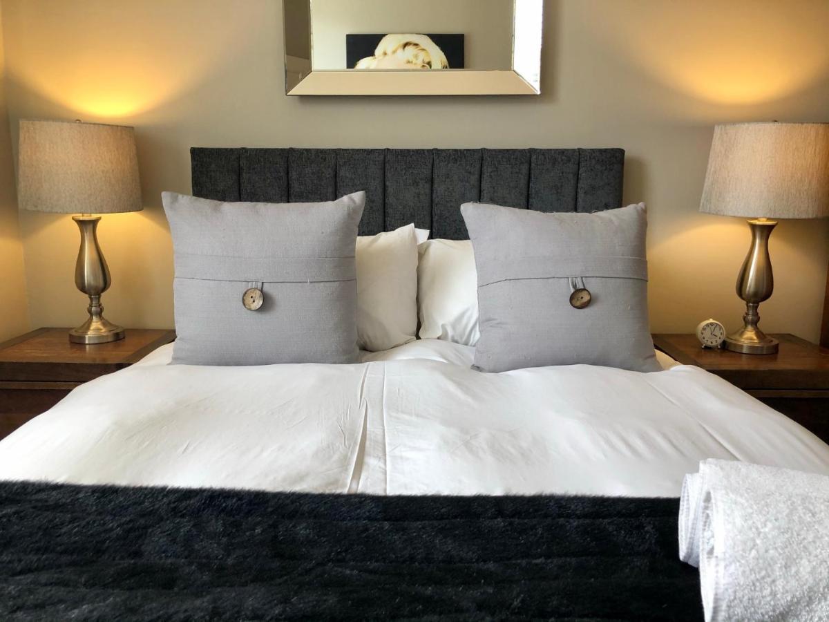 The Courtyard 2 Bedroom Apartments In Central Windsor With Parking Εξωτερικό φωτογραφία