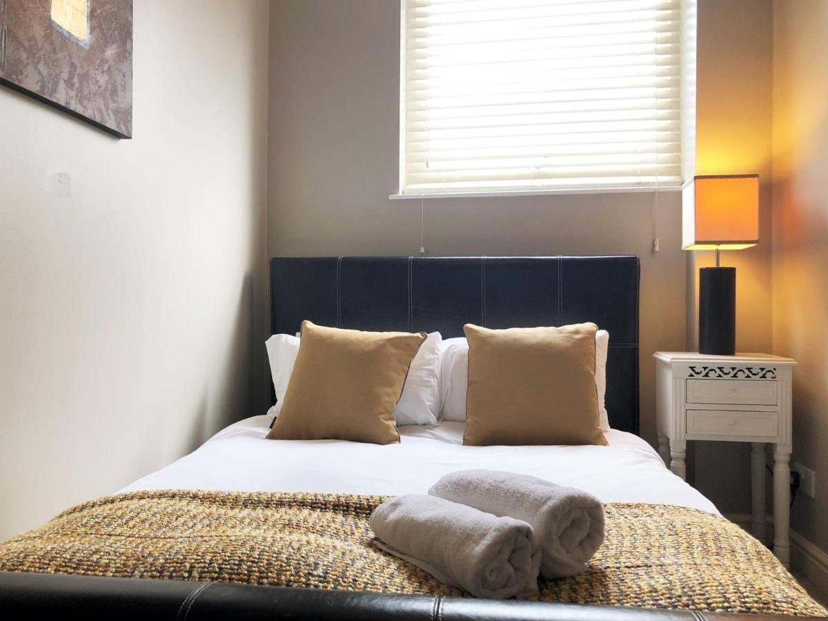 The Courtyard 2 Bedroom Apartments In Central Windsor With Parking Εξωτερικό φωτογραφία
