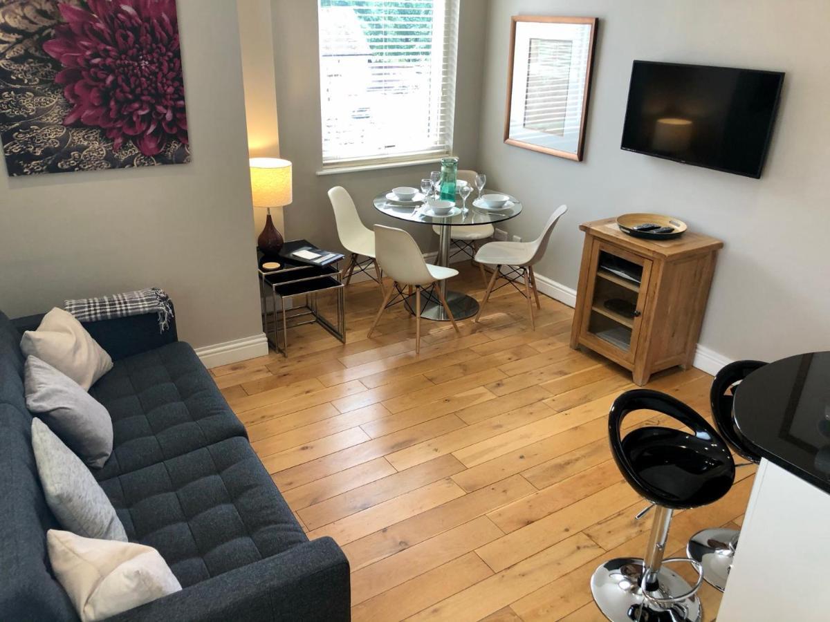The Courtyard 2 Bedroom Apartments In Central Windsor With Parking Εξωτερικό φωτογραφία