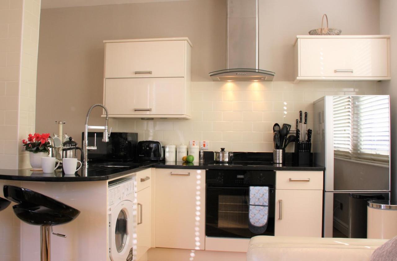 The Courtyard 2 Bedroom Apartments In Central Windsor With Parking Εξωτερικό φωτογραφία