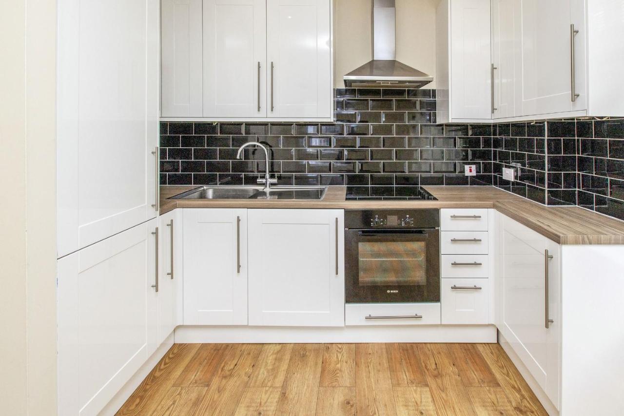 The Courtyard 2 Bedroom Apartments In Central Windsor With Parking Εξωτερικό φωτογραφία
