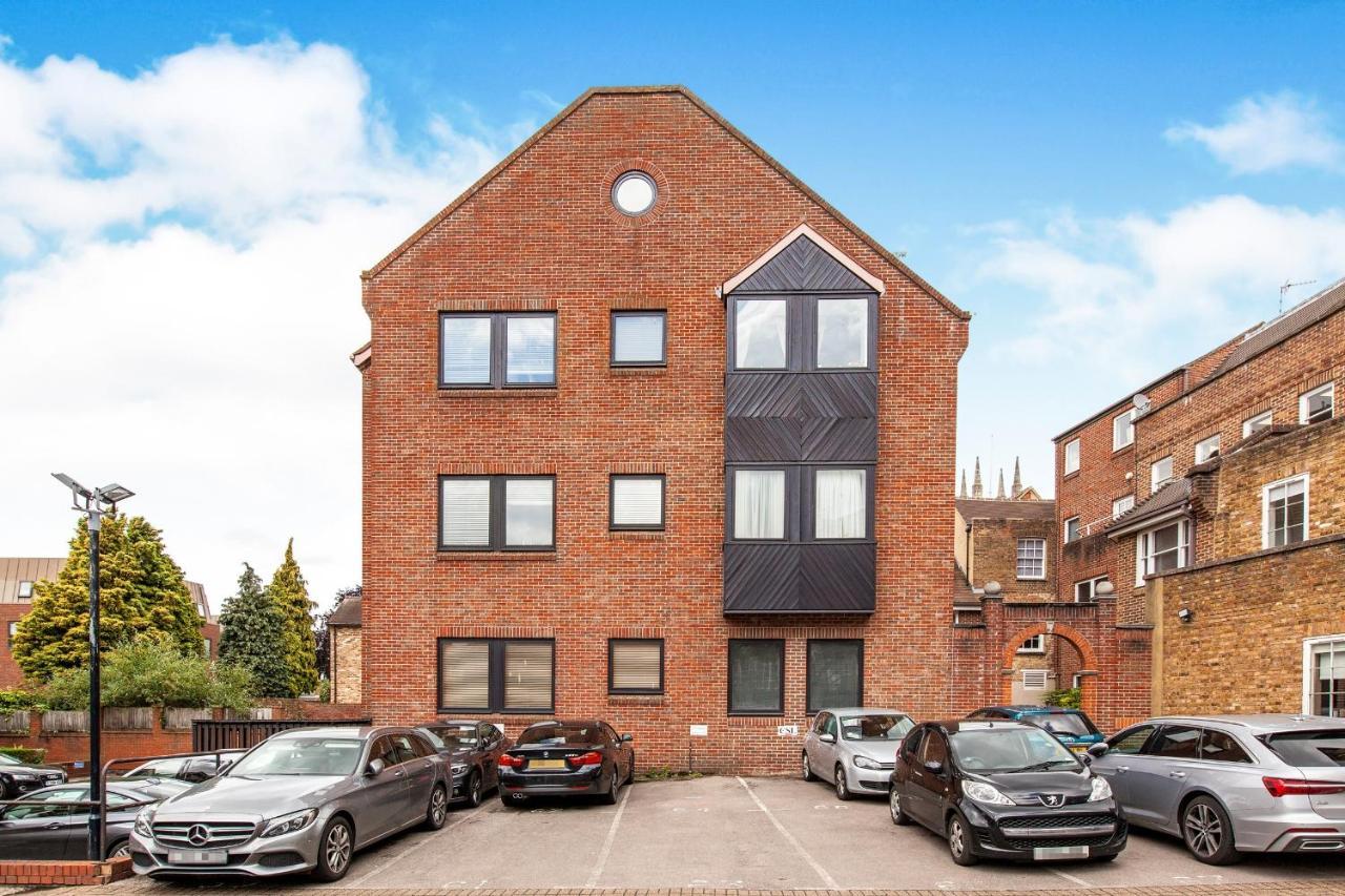 The Courtyard 2 Bedroom Apartments In Central Windsor With Parking Εξωτερικό φωτογραφία