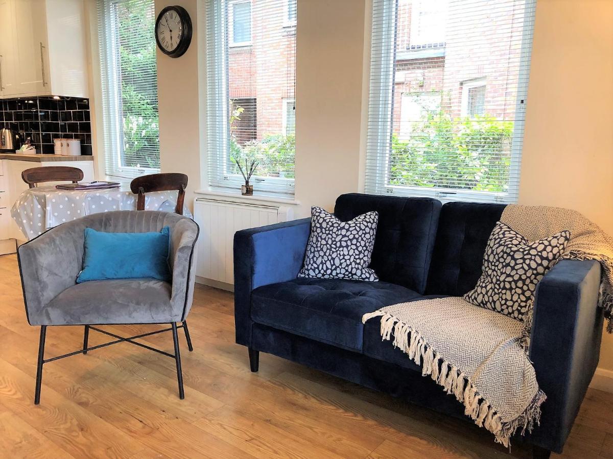 The Courtyard 2 Bedroom Apartments In Central Windsor With Parking Εξωτερικό φωτογραφία