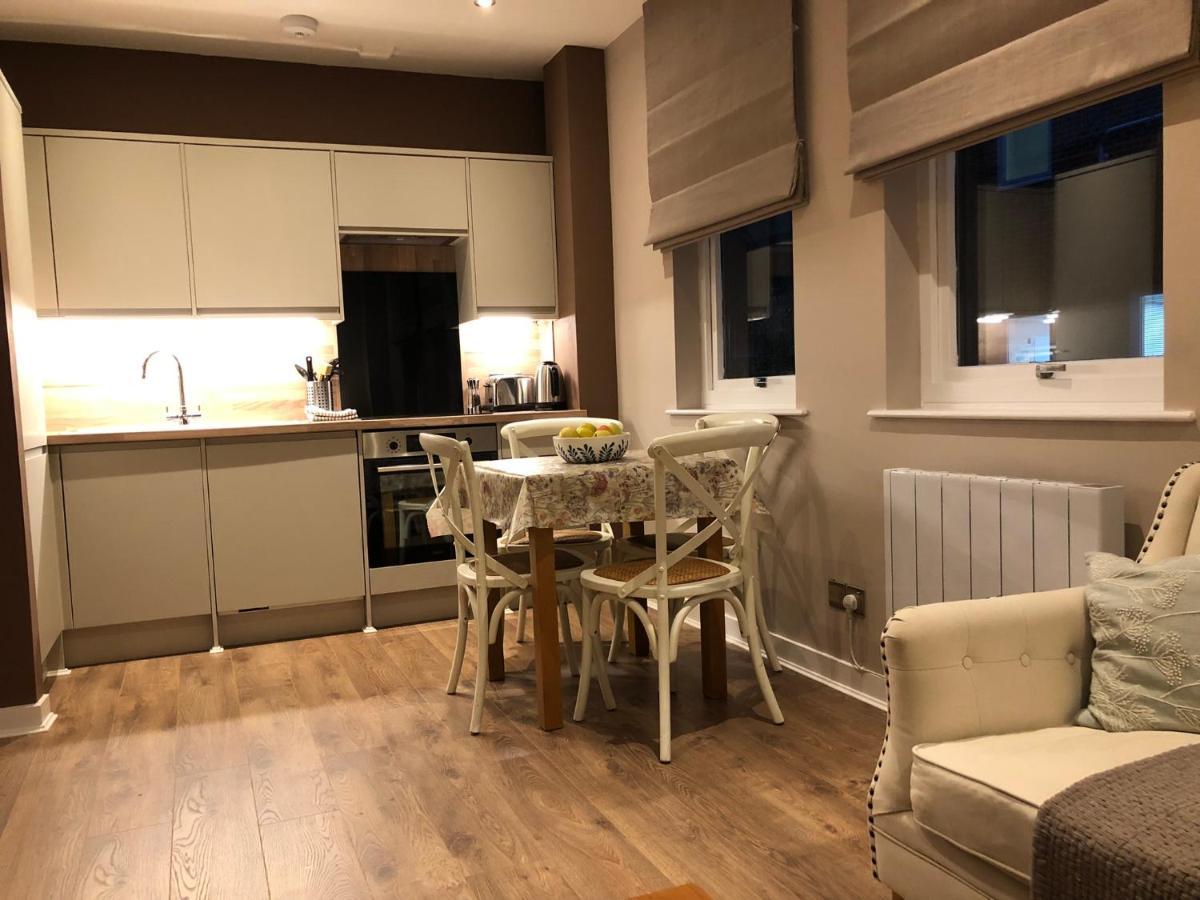 The Courtyard 2 Bedroom Apartments In Central Windsor With Parking Εξωτερικό φωτογραφία