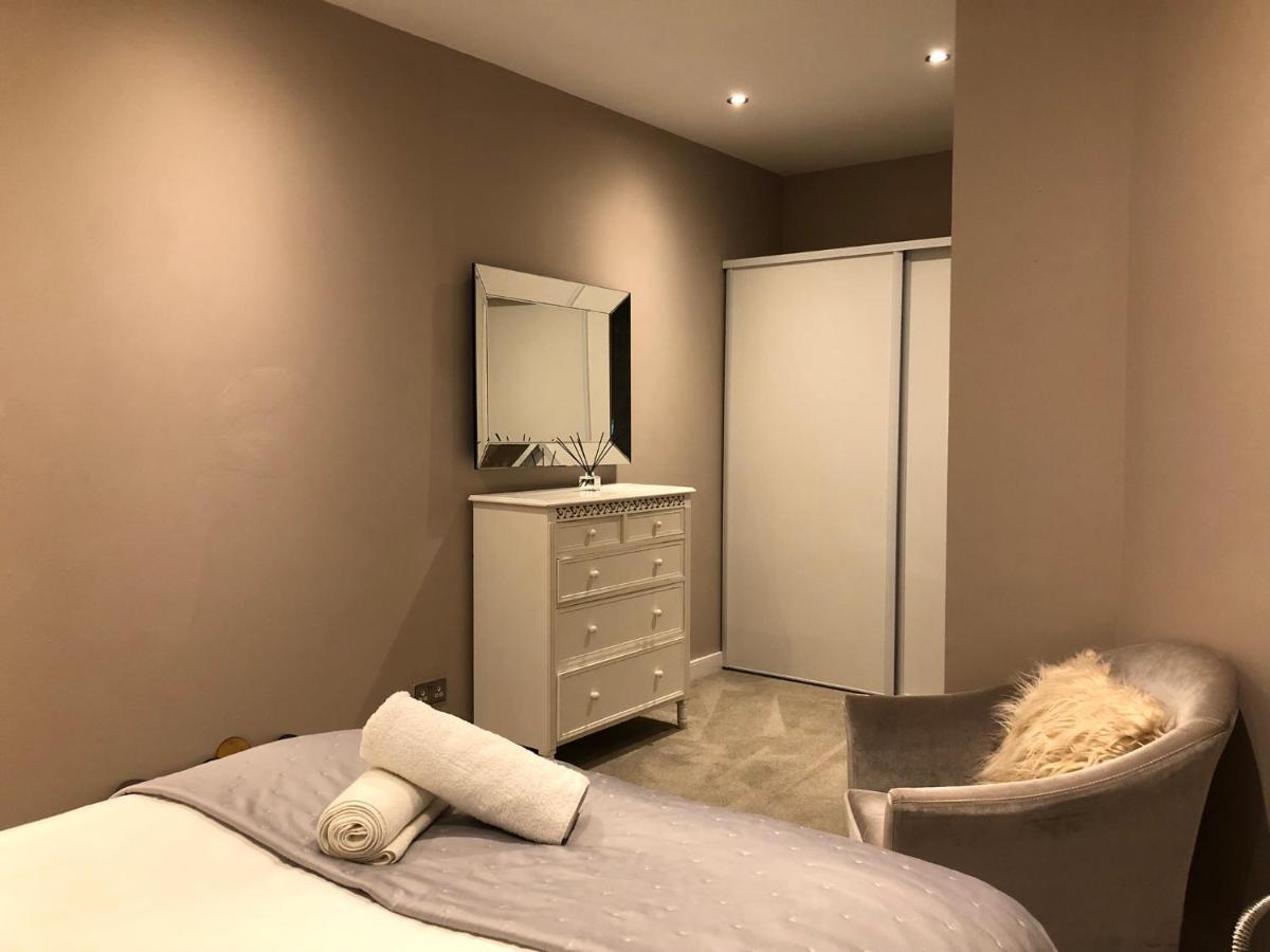 The Courtyard 2 Bedroom Apartments In Central Windsor With Parking Εξωτερικό φωτογραφία