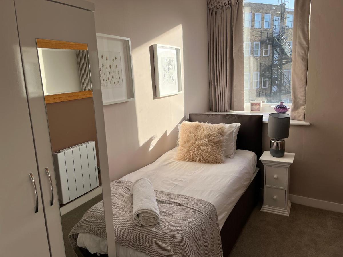 The Courtyard 2 Bedroom Apartments In Central Windsor With Parking Εξωτερικό φωτογραφία