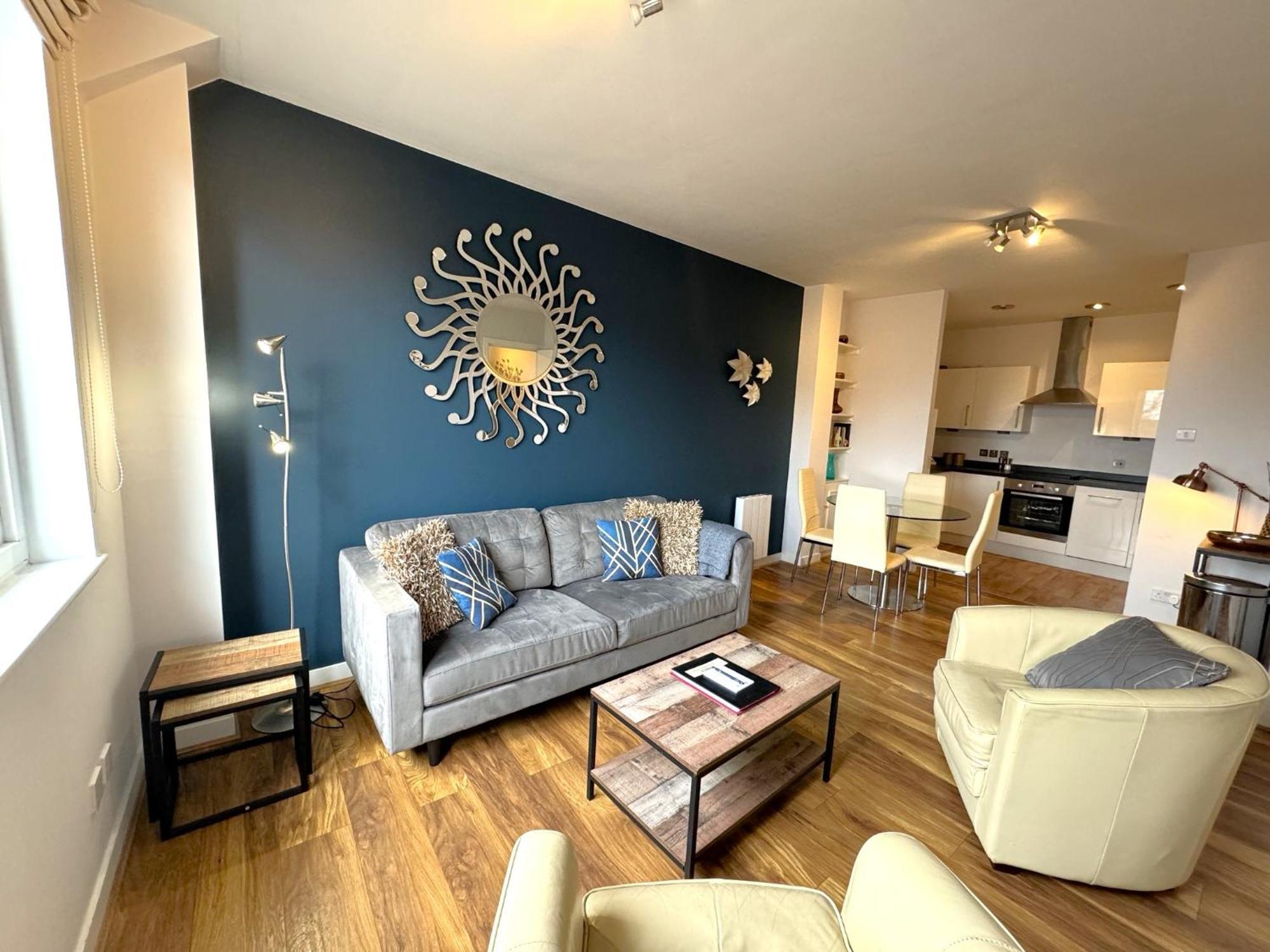 The Courtyard 2 Bedroom Apartments In Central Windsor With Parking Εξωτερικό φωτογραφία