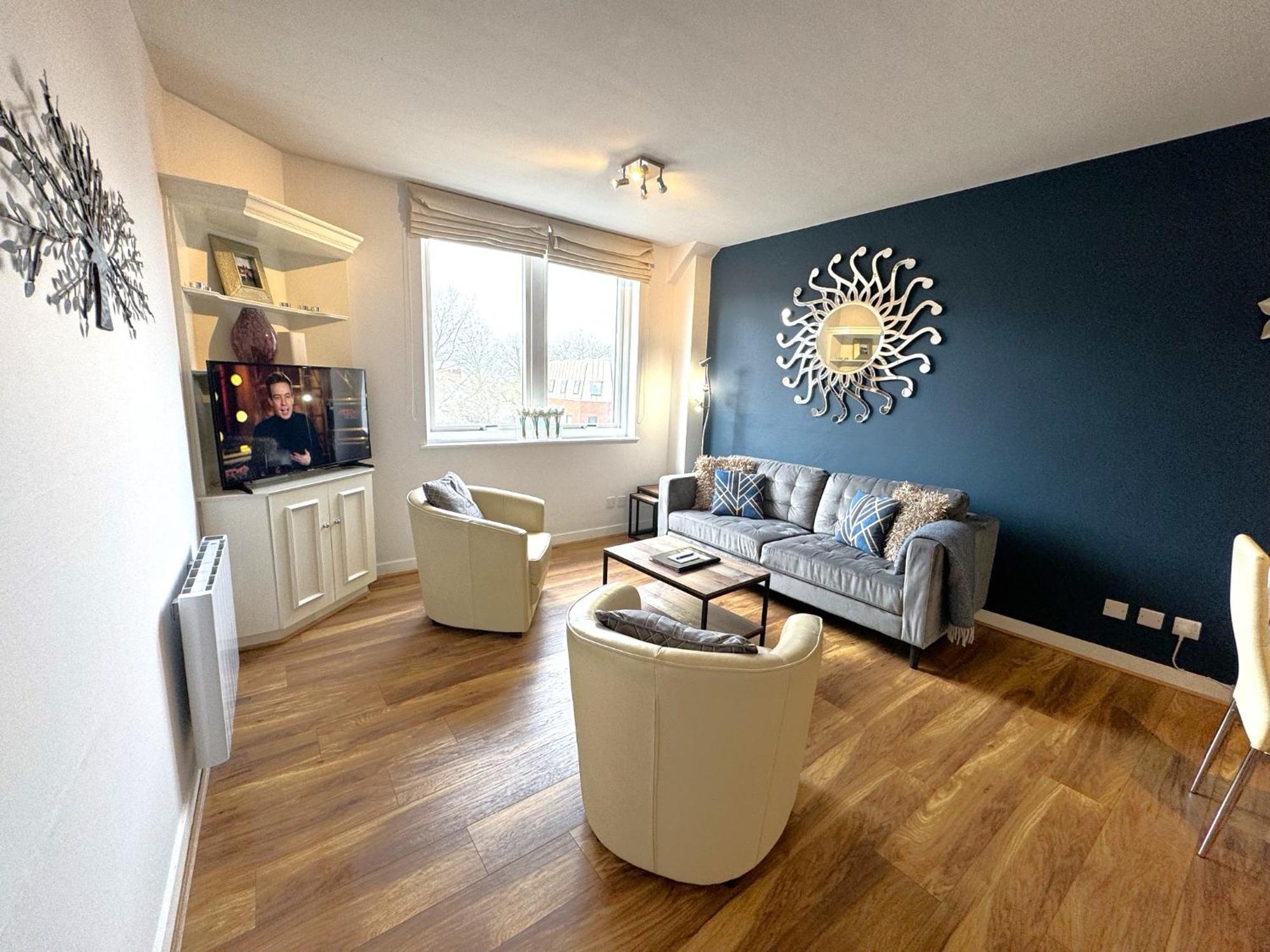 The Courtyard 2 Bedroom Apartments In Central Windsor With Parking Εξωτερικό φωτογραφία