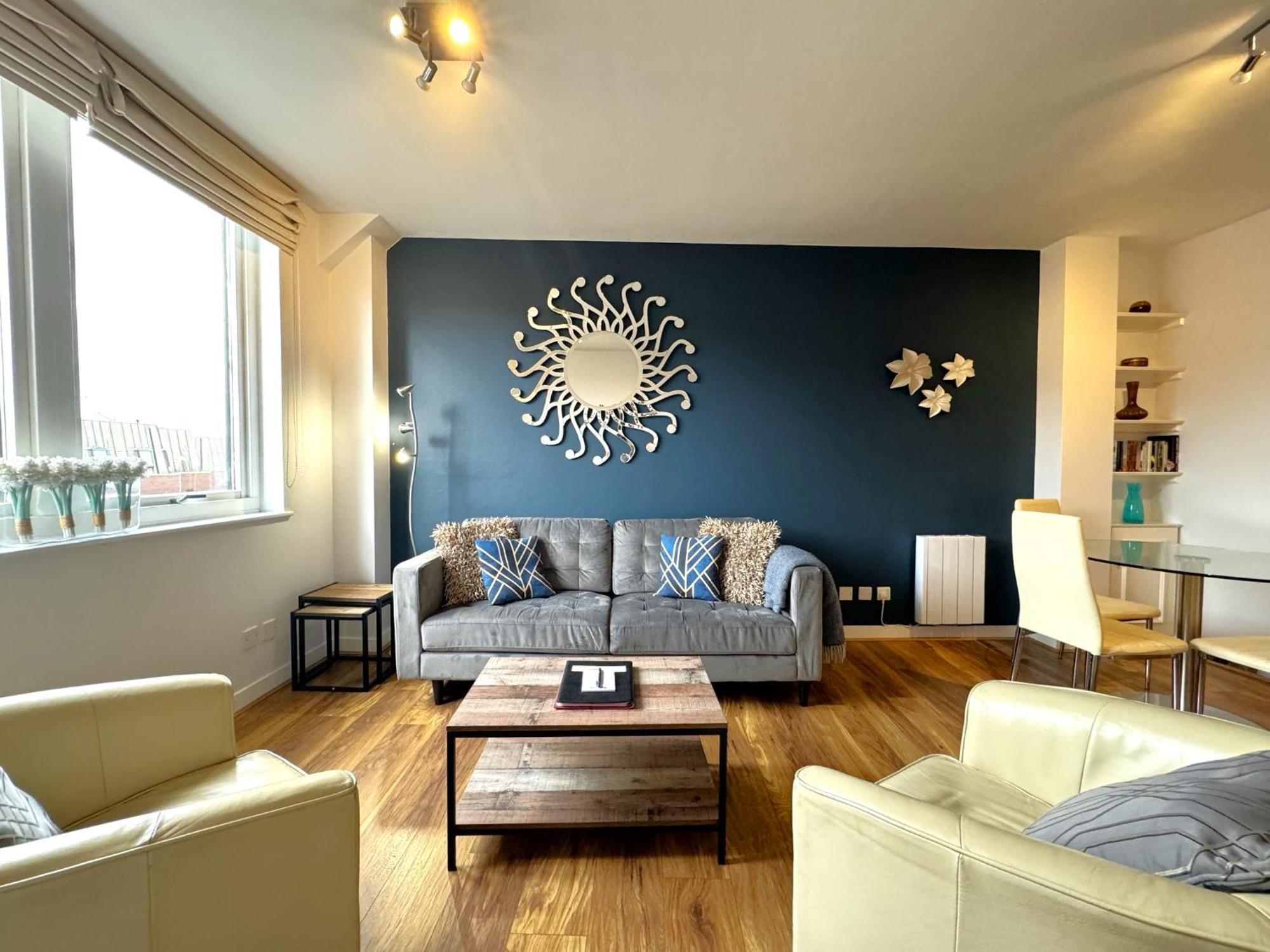 The Courtyard 2 Bedroom Apartments In Central Windsor With Parking Εξωτερικό φωτογραφία