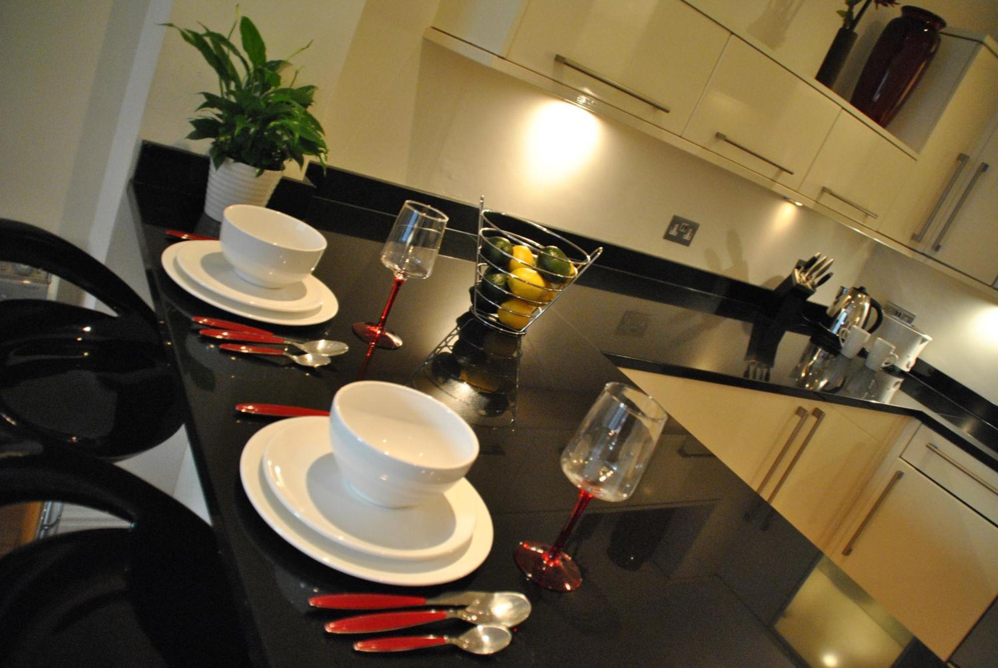 The Courtyard 2 Bedroom Apartments In Central Windsor With Parking Δωμάτιο φωτογραφία