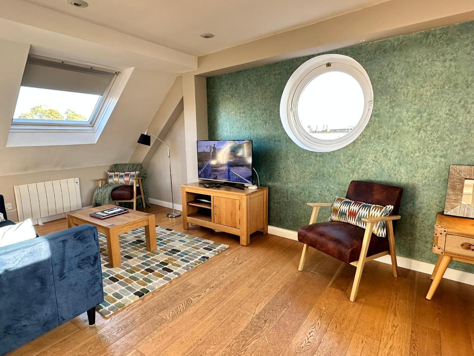 The Courtyard 2 Bedroom Apartments In Central Windsor With Parking Εξωτερικό φωτογραφία