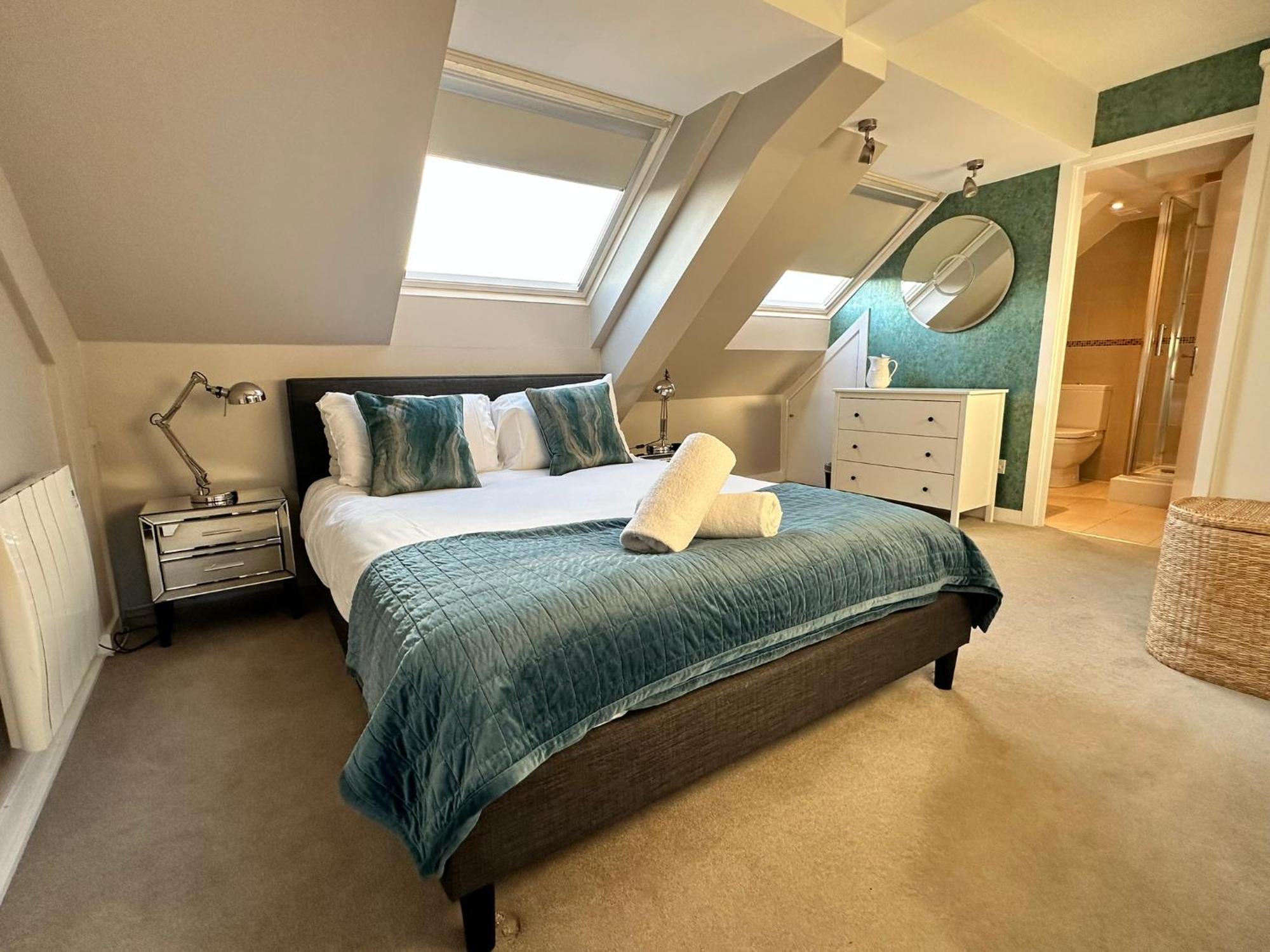 The Courtyard 2 Bedroom Apartments In Central Windsor With Parking Εξωτερικό φωτογραφία