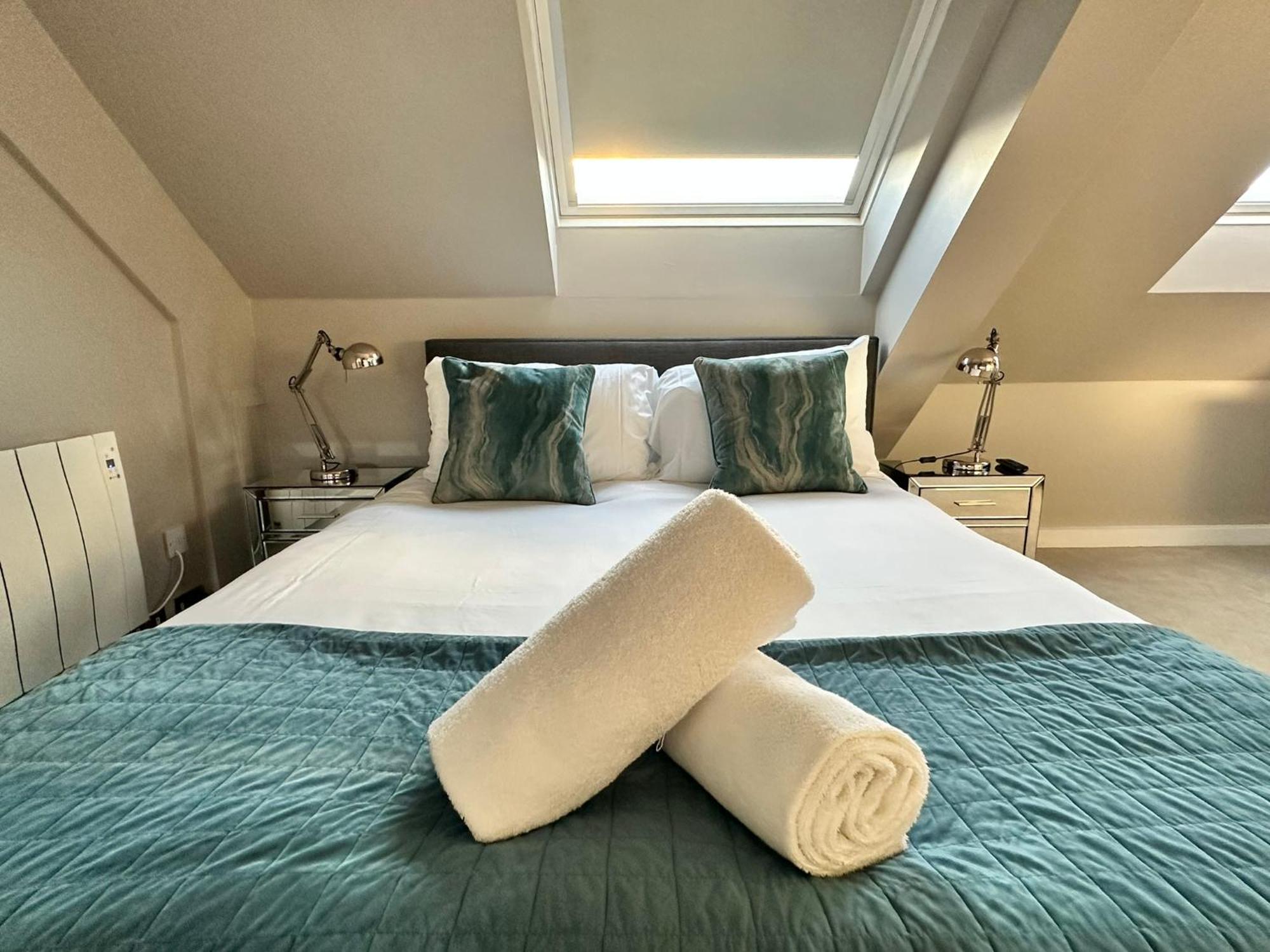 The Courtyard 2 Bedroom Apartments In Central Windsor With Parking Εξωτερικό φωτογραφία