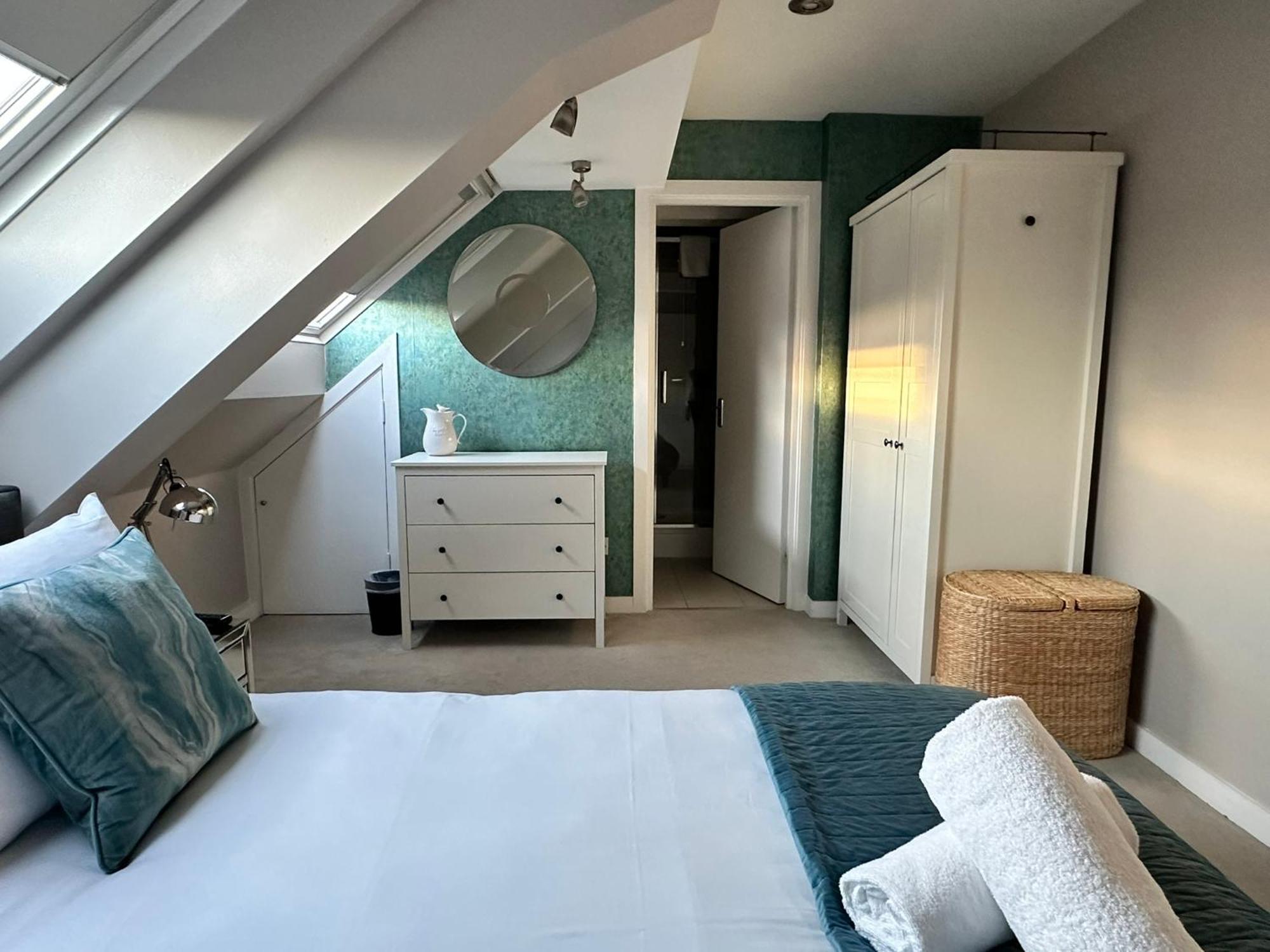 The Courtyard 2 Bedroom Apartments In Central Windsor With Parking Εξωτερικό φωτογραφία