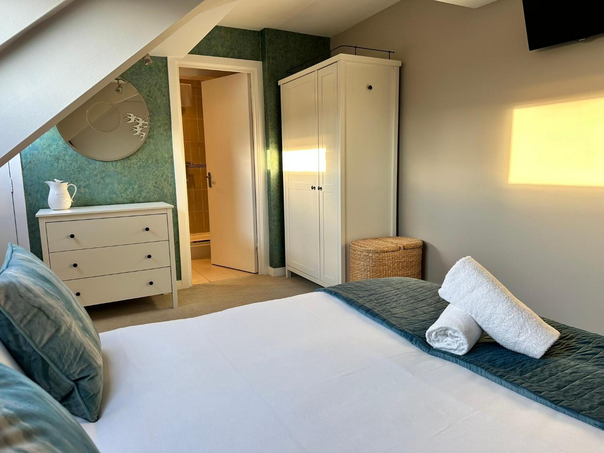 The Courtyard 2 Bedroom Apartments In Central Windsor With Parking Εξωτερικό φωτογραφία