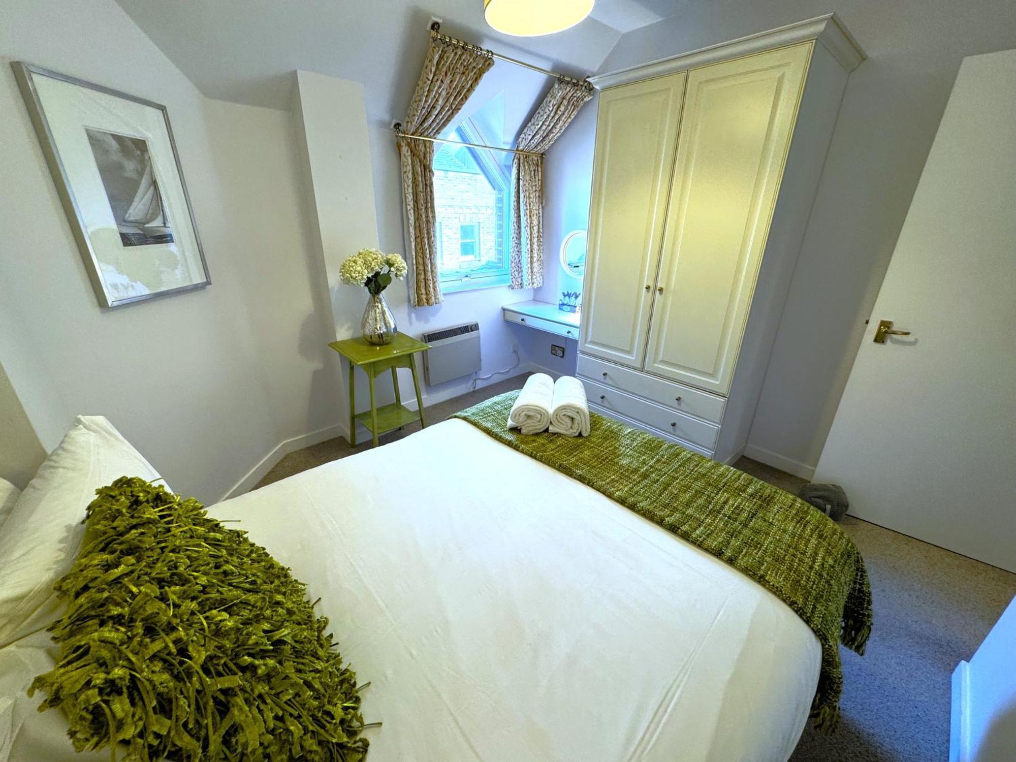 The Courtyard 2 Bedroom Apartments In Central Windsor With Parking Εξωτερικό φωτογραφία