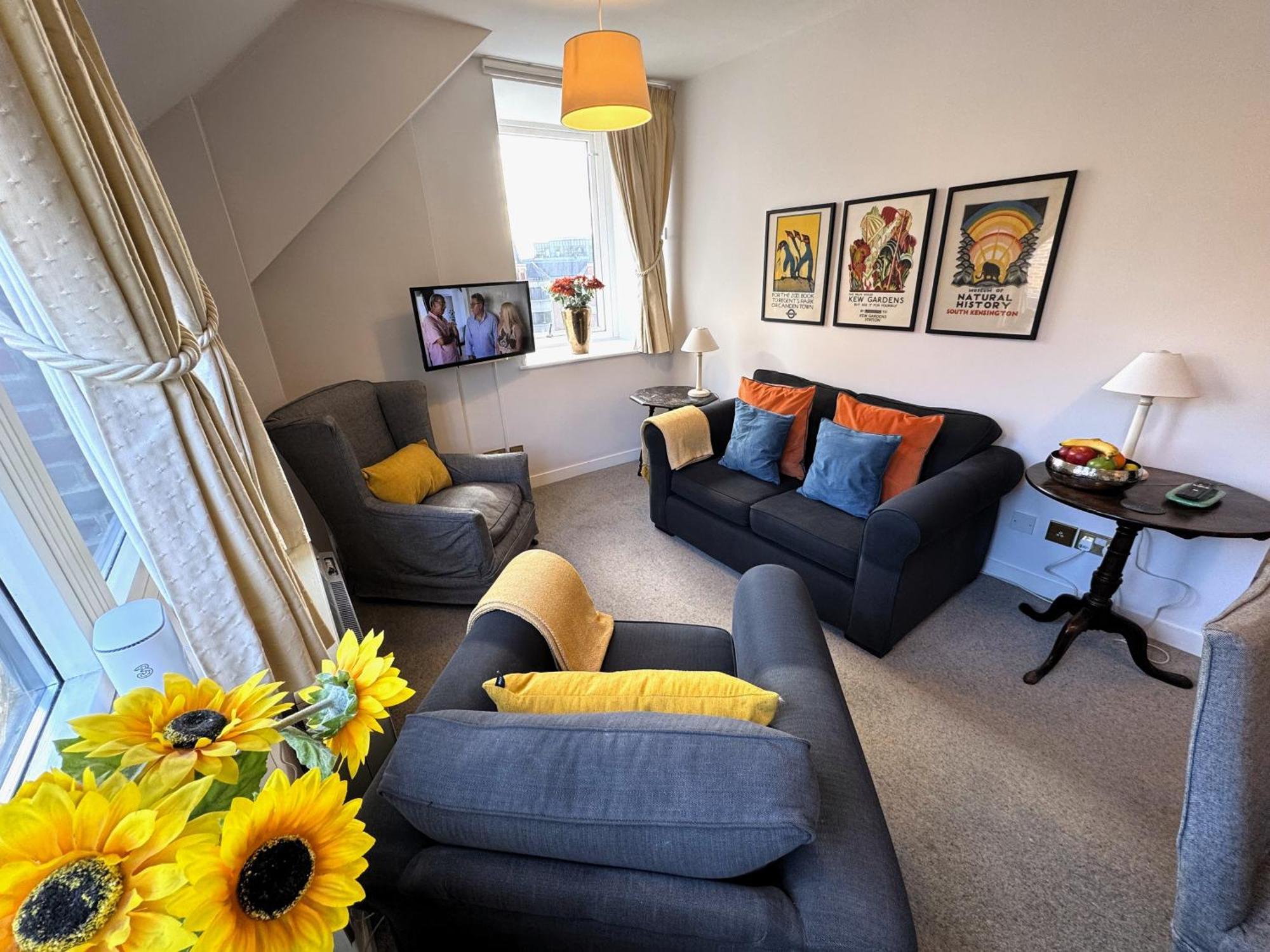 The Courtyard 2 Bedroom Apartments In Central Windsor With Parking Εξωτερικό φωτογραφία