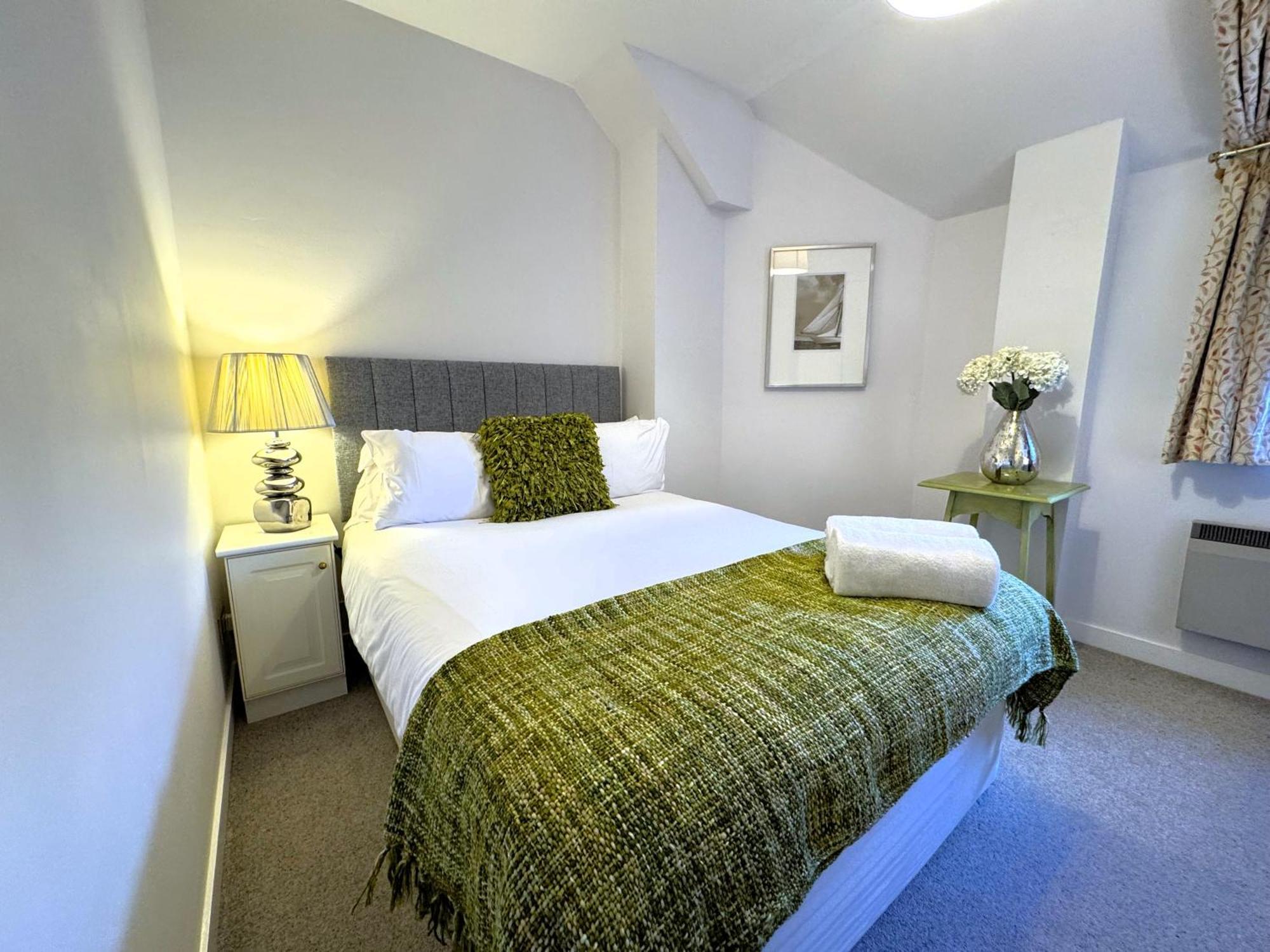 The Courtyard 2 Bedroom Apartments In Central Windsor With Parking Εξωτερικό φωτογραφία
