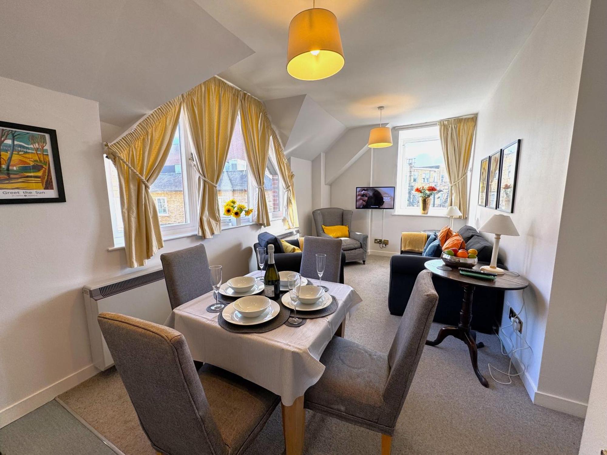The Courtyard 2 Bedroom Apartments In Central Windsor With Parking Εξωτερικό φωτογραφία