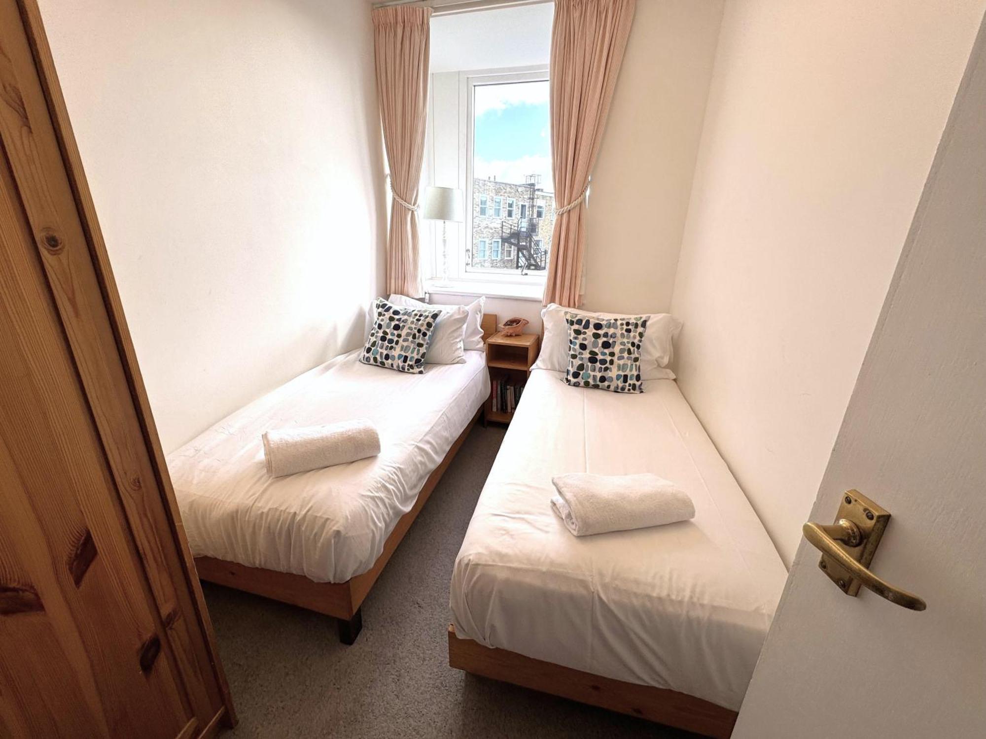 The Courtyard 2 Bedroom Apartments In Central Windsor With Parking Εξωτερικό φωτογραφία