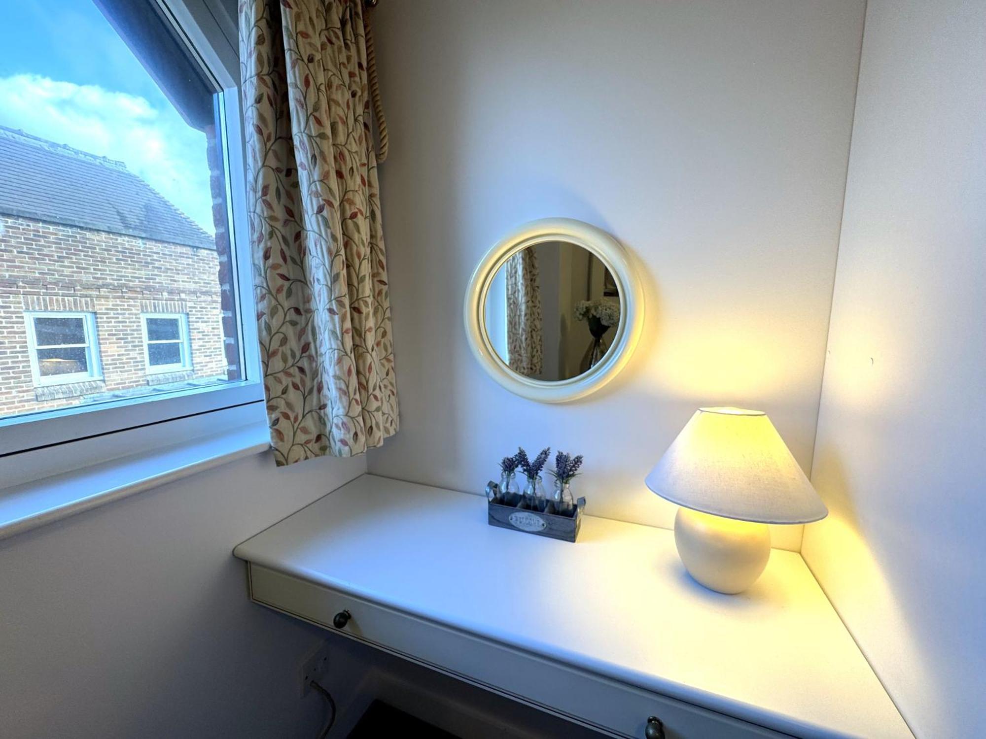 The Courtyard 2 Bedroom Apartments In Central Windsor With Parking Εξωτερικό φωτογραφία