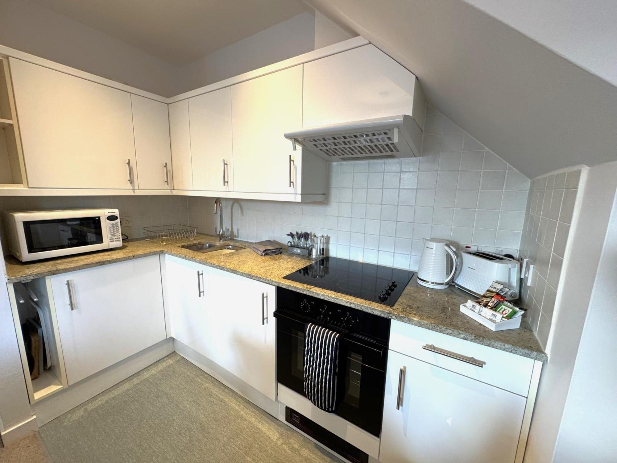 The Courtyard 2 Bedroom Apartments In Central Windsor With Parking Εξωτερικό φωτογραφία