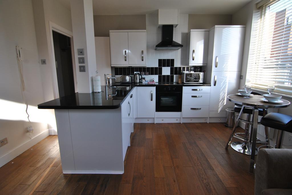 The Courtyard 2 Bedroom Apartments In Central Windsor With Parking Εξωτερικό φωτογραφία