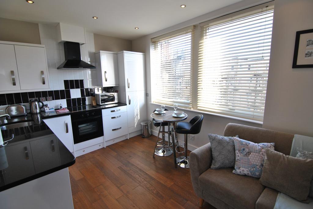 The Courtyard 2 Bedroom Apartments In Central Windsor With Parking Εξωτερικό φωτογραφία