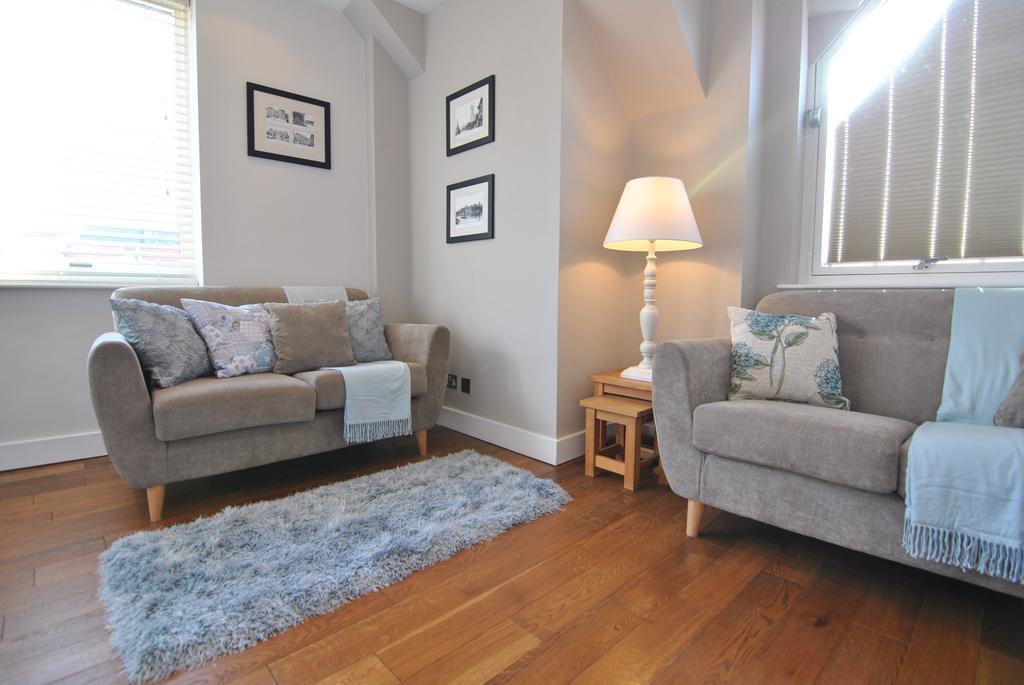 The Courtyard 2 Bedroom Apartments In Central Windsor With Parking Εξωτερικό φωτογραφία