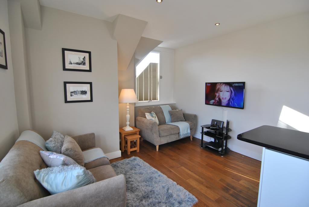 The Courtyard 2 Bedroom Apartments In Central Windsor With Parking Εξωτερικό φωτογραφία