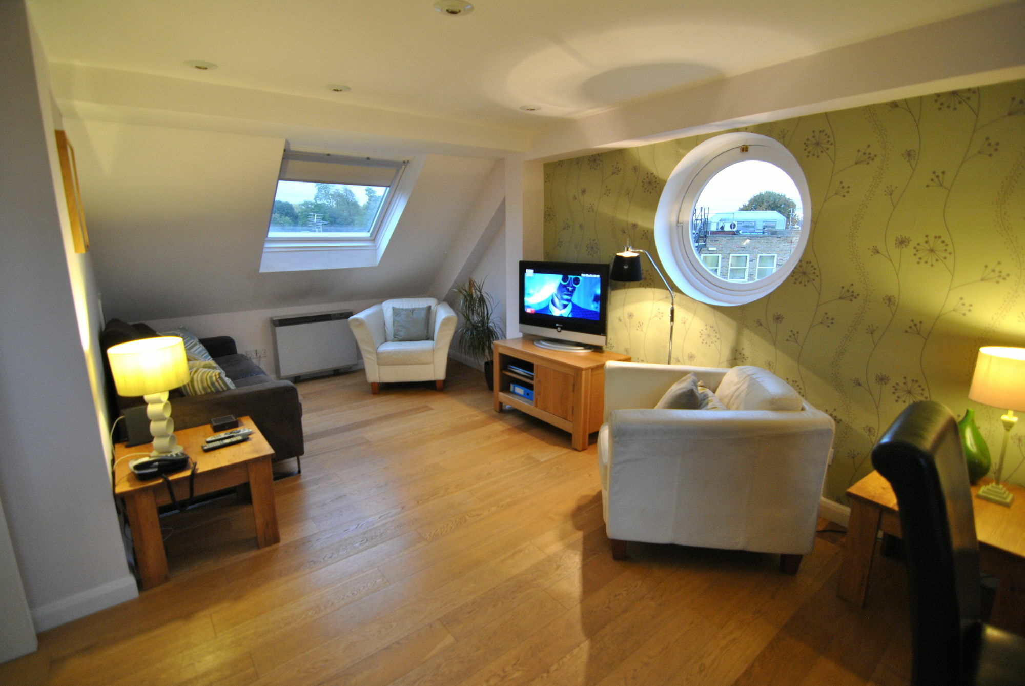 The Courtyard 2 Bedroom Apartments In Central Windsor With Parking Εξωτερικό φωτογραφία