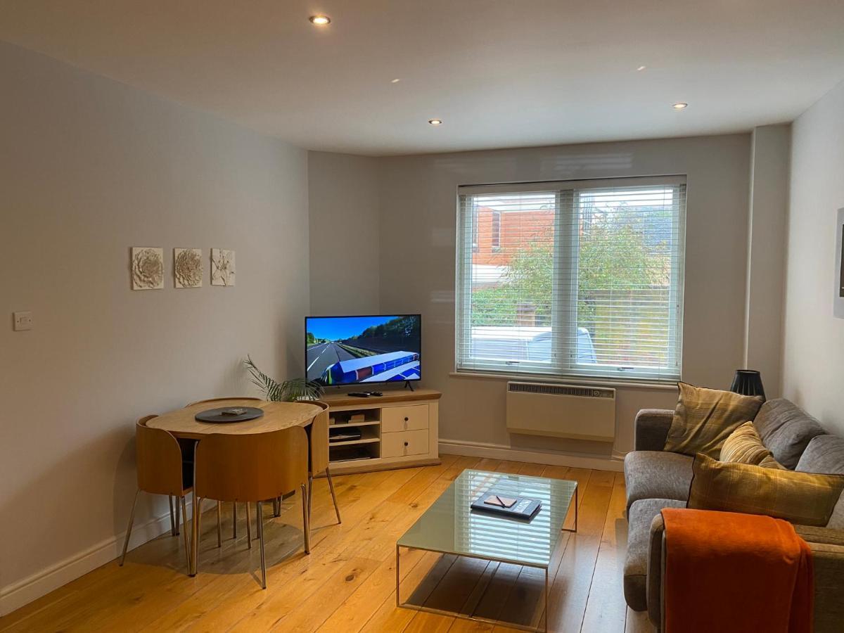 The Courtyard 2 Bedroom Apartments In Central Windsor With Parking Εξωτερικό φωτογραφία